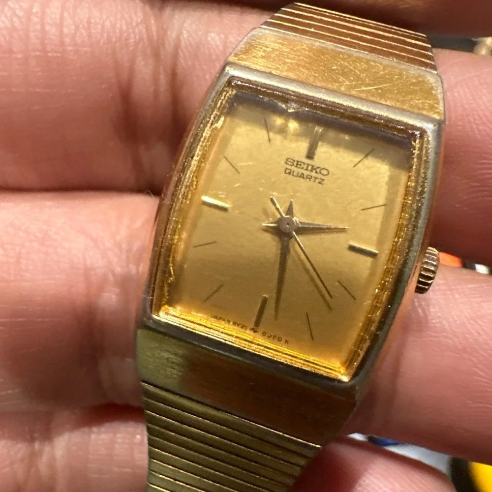 Running Vintage Seiko Watch Women Gold Tone Gold Dial Rectangle 20mm Small‎ Dial